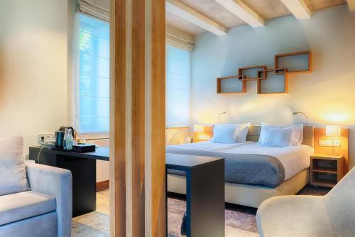 Pokój hotelowy z łóżkiem i krzesłem w obiekcie Focus Hotel Premium Sopot w mieście Sopot