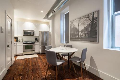 uma cozinha com mesa e cadeiras num quarto em Old City Gem 2 BR 1 5 BA,Perfect Location em Filadélfia