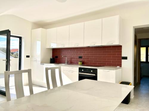 Kuchyň nebo kuchyňský kout v ubytování Apartmani Lemona