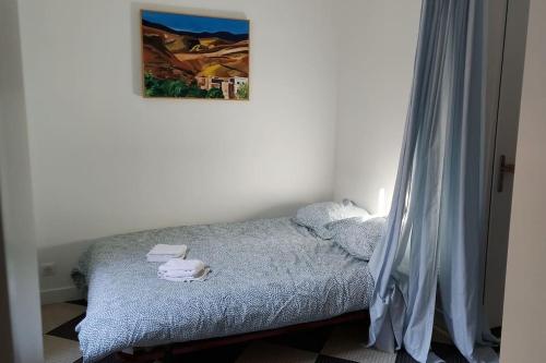 una camera con un letto con una foto sul muro di Appartement 2 pièces proche cathédrale a Nantes
