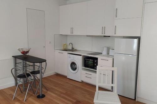 - une cuisine blanche avec un évier et un lave-linge dans l'établissement Appartement 2 pièces proche cathédrale, à Nantes