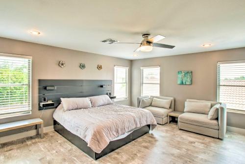 ein Schlafzimmer mit einem Bett, einem Sofa und einem Stuhl in der Unterkunft Modern Phoenix Haven with Private Pool and Patio! in Phoenix