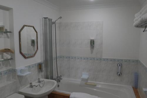 a bathroom with a tub and a sink and a shower at Wardicott in Back