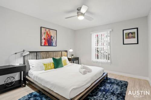 1 dormitorio con 1 cama y ventilador de techo en All the Essentials For You and Your Pet in Hyde Park en Austin