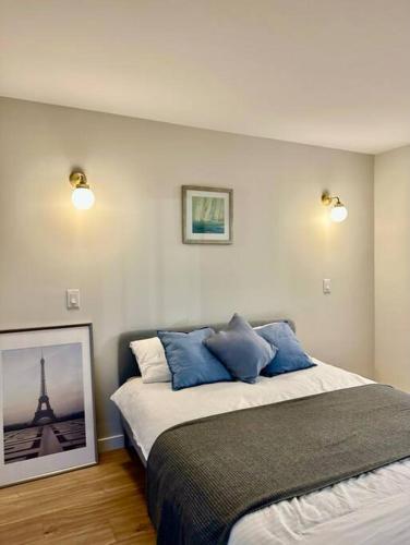 luxurious unit close to Lansdowne TNT and KPU