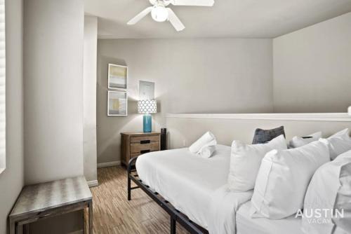 um quarto com uma cama e uma ventoinha de tecto em Balcony Skyline View Spiral Staircase Near UT em Austin