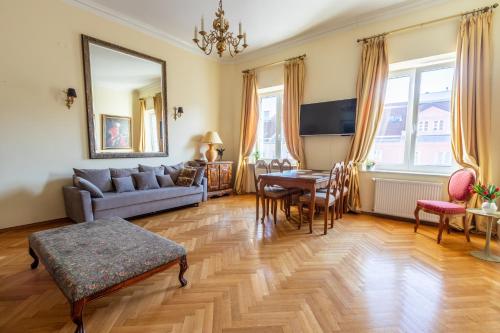a living room with a couch and a table at Apartament luster i obrazów in Warsaw