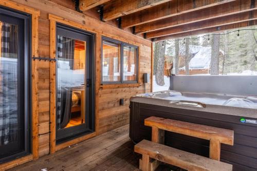 łazienka z wanną i ławką w kabinie w obiekcie North Shore - Sierra Sky Haven w mieście Tahoe City