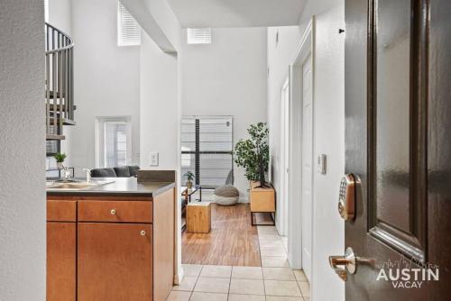 Foto sihtkohas Austin asuva majutusasutuse Spiral Stairs to Loft Bedroom Balcony with Shade galeriist