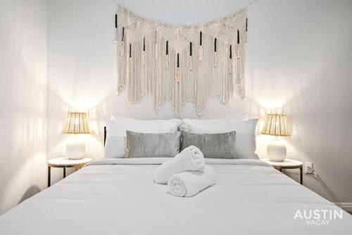 Voodi või voodid majutusasutuse Spiral Stairs to Loft Bedroom Balcony with Shade toas