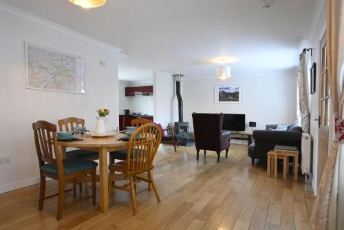 ein Esszimmer und ein Wohnzimmer mit Tisch und Stühlen in der Unterkunft Sugarloaf in Fort William