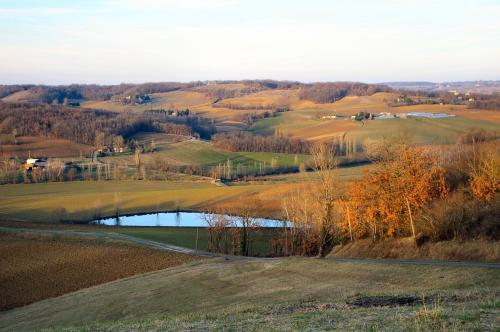 a golf course with a pond in a field at Grande Maison Mirabelensis - chambres d'hôtes in Mirabel