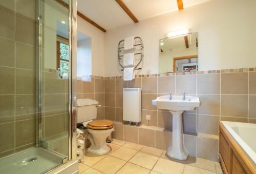 GwennapにあるChurch Close Cottageのバスルーム(トイレ、洗面台、シャワー付)