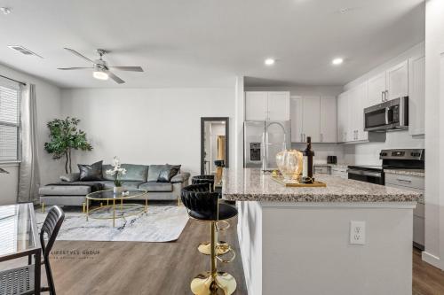 Una cocina o zona de cocina en Uptown Houston Luxury King Suite with Spa Amenities, Pool and Free Parking
