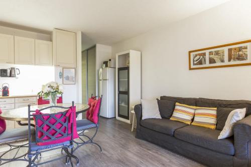 - un salon avec un canapé et une table dans l'établissement Charming flat with view on the Pyrénées - Saint-Jean-de-Luz - Welkeys, à Saint-Jean-de-Luz
