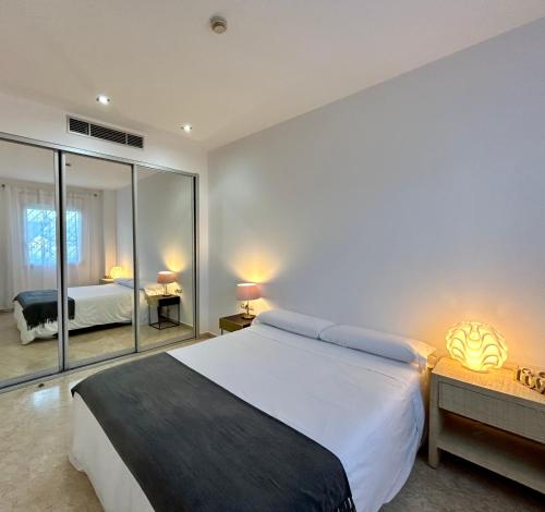 um quarto com uma cama grande e uma janela grande em Lovely Apartment Sevilla Azahar Parking em Bormujos