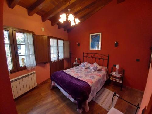 a bedroom with a bed in a room at Casas Rurales La Casina in Intriago
