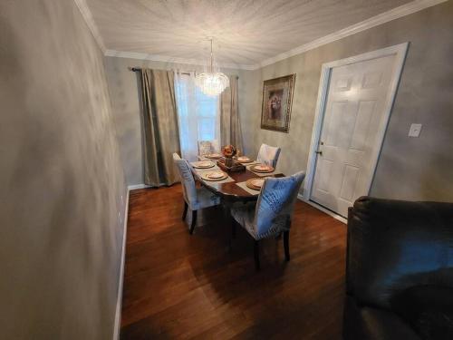 uma sala de jantar com uma mesa e cadeiras azuis em 1. Lakeview home in Beautiful Guntersville em Guntersville