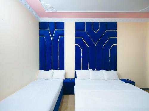 Hotel A-One tesisinde bir odada yatak veya yataklar