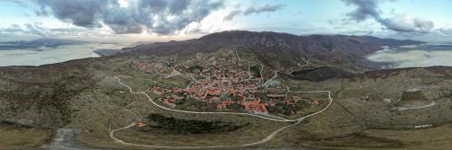 a village on the top of a mountain at Ξενώνας Φωταξία in Palaios Agios Athanasios