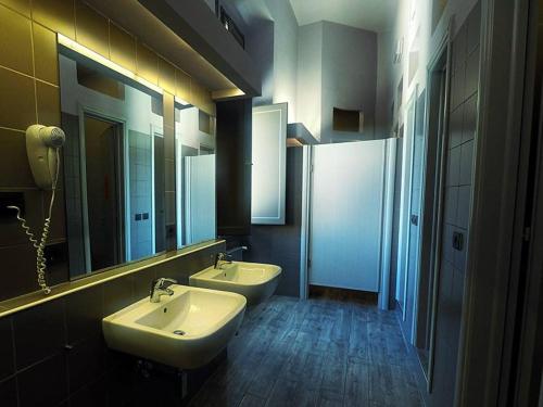 Un baño de Hotel & Hostel 7