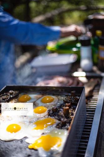 uma grelha com três ovos em cima dela em Kubu & Kwena Lodge em Katima Mulilo