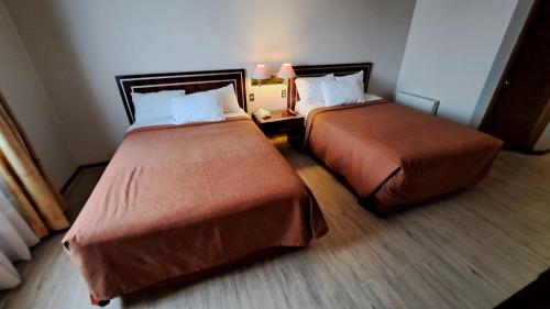 a hotel room with two beds in a room at Hotel Diego de Almagro Puerto Montt in Puerto Montt