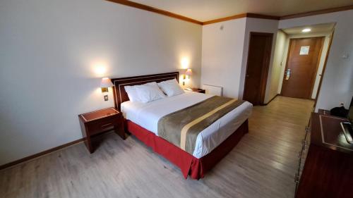 Кровать или кровати в номере Hotel Diego de Almagro Puerto Montt