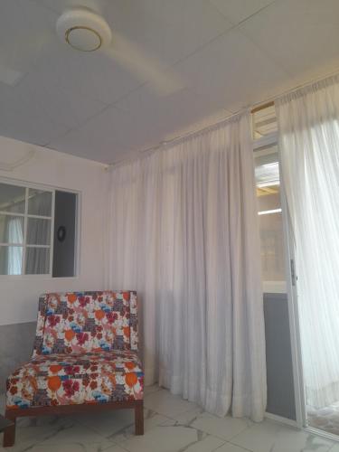 Una sala de estar con un sofá y una ventana. en DEPARTAMENTO-MANTA, Playa Murciélago, en Manta