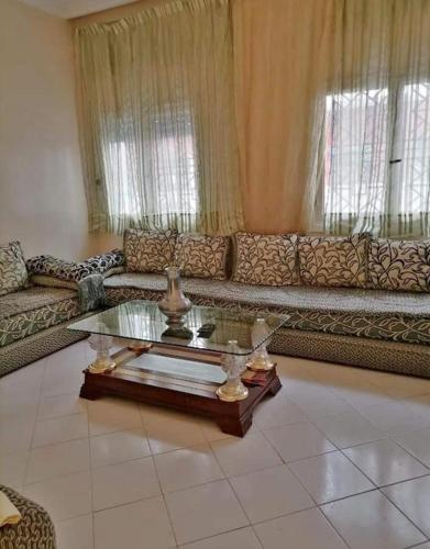 - un salon avec un canapé et une table basse dans l'établissement Ain lbaida, à Casablanca