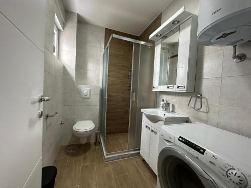 bagno con lavandino e lavatrice di Apartment Aura 2 a Belgrado