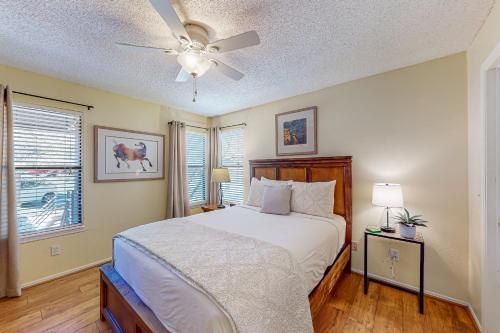 1 dormitorio con 1 cama y ventilador de techo en Ventana Retreat en Tucson