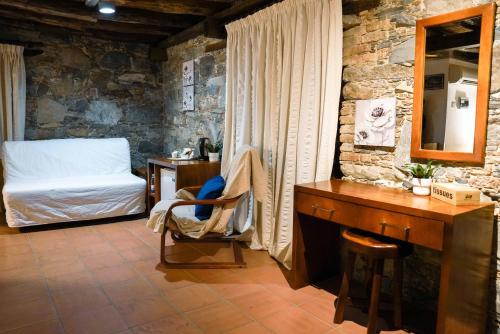 um quarto com uma cama, uma secretária e uma cadeira em Archontiko Rousias em Nicósia