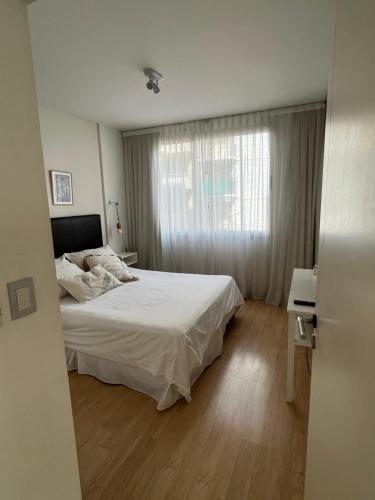 1 dormitorio con cama blanca y ventana en Departamento 2 amb de lujo en Belgrano 2B en Buenos Aires