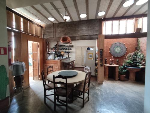 a kitchen and dining room with a table and chairs at Pousada Mundo Consciente in Piauí