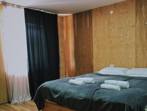 Tempat tidur dalam kamar di A North Homestay