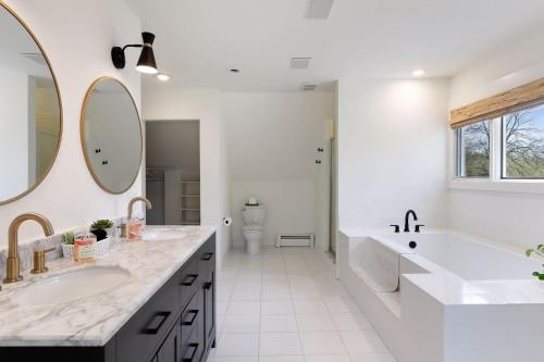 a bathroom with two sinks and a large mirror at Gorgeous! Modern 3 Bed Home by Lake Mtka & Wayzata in Wayzata
