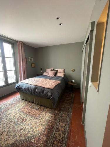 - une chambre avec un lit doté d'oreillers et d'un tapis dans l'établissement La Maison, à Cannes