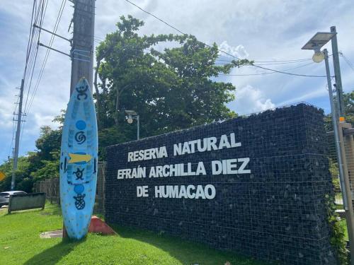 Certificado, premio, señal o documento que está expuesto en Ocean Breeze