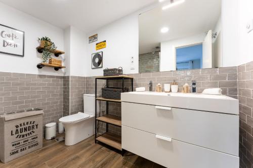 een badkamer met een wastafel en een toilet bij Seaside Bliss 2BR Apartment with Tranquil Terrace Pool and Parking in Fuengirola