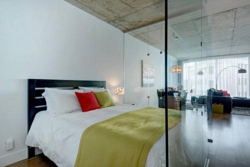 um quarto com uma cama grande e uma parede de vidro em Les Immeubles Charlevoix - 760-510 em Cidade de Quebec