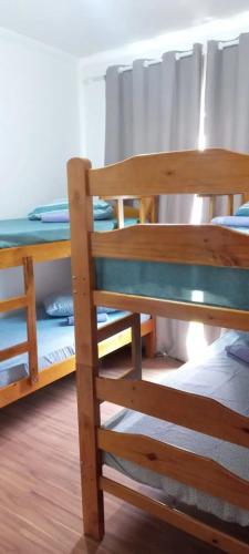 eine Gruppe Etagenbetten in einem Zimmer in der Unterkunft Ap dos sonhos 2 in Poços de Caldas