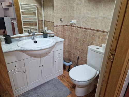 y baño con lavabo blanco y aseo. en Vivienda Turistica IBAMA1, en Ciudad Rodrigo