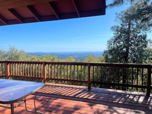 balcón con mesa y vistas a las montañas en Hidden Views A Duplex, en Twain Harte