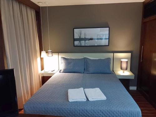 une chambre avec un lit avec deux serviettes dessus dans l'établissement Flat al. Campinas / Jardins, ao lado da Av. Paulista, à São Paulo