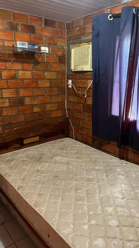 En eller flere senge i et værelse på Chalé em Tamandaré