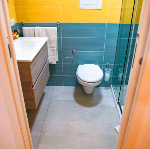 un bagno con wc, lavandino e doccia di SANT'ANTIDA HOME a Caserta