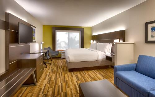 エルパソにあるHoliday Inn Express El Paso I-10 East, an IHG Hotelのベッドとソファ付きのホテルルーム