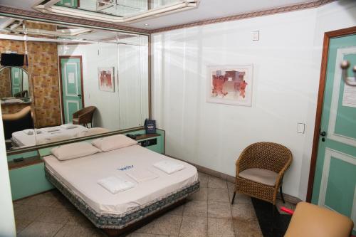 Habitación hospitalaria con cama y espejo en Hotel Vanity para adultos, en Río de Janeiro