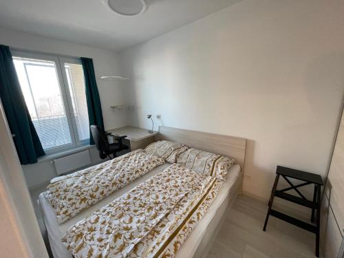 - une chambre avec un lit, un bureau et une fenêtre dans l'établissement Modern and quiet apartment with air conditioning and free parking, à Košice